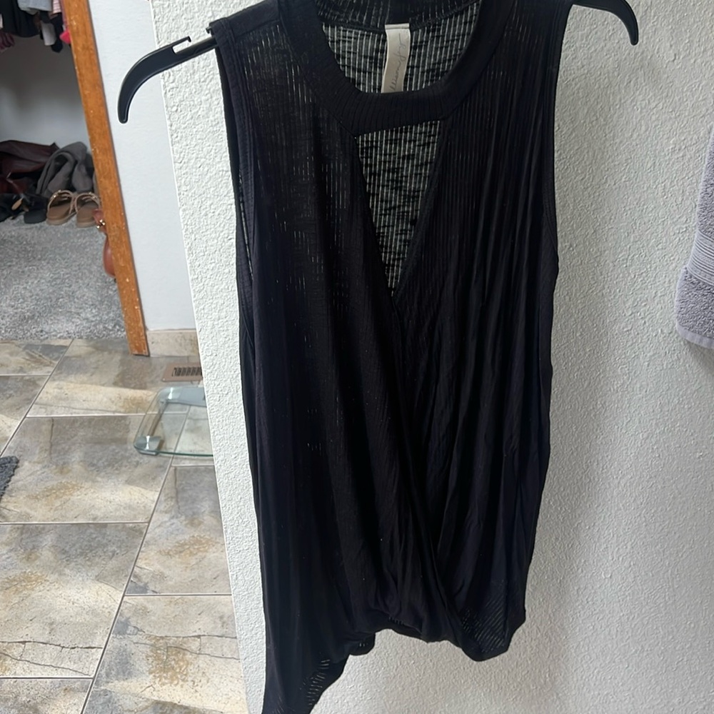 Cute black tank in great shape